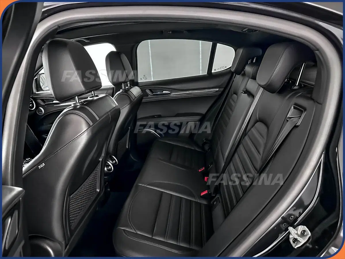 Alfa Romeo Stelvio usata a Milano (10)