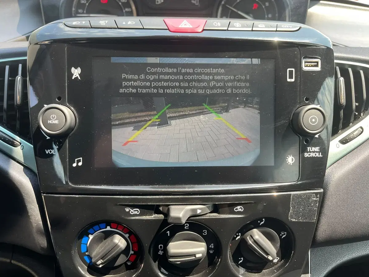 Lancia Ypsilon usata a Massa-Carrara (10)