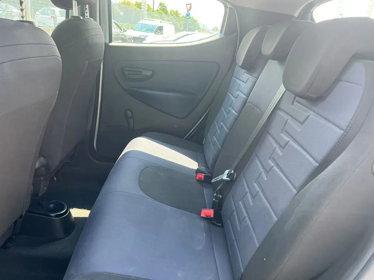 Lancia Ypsilon usata a Massa-Carrara (12)