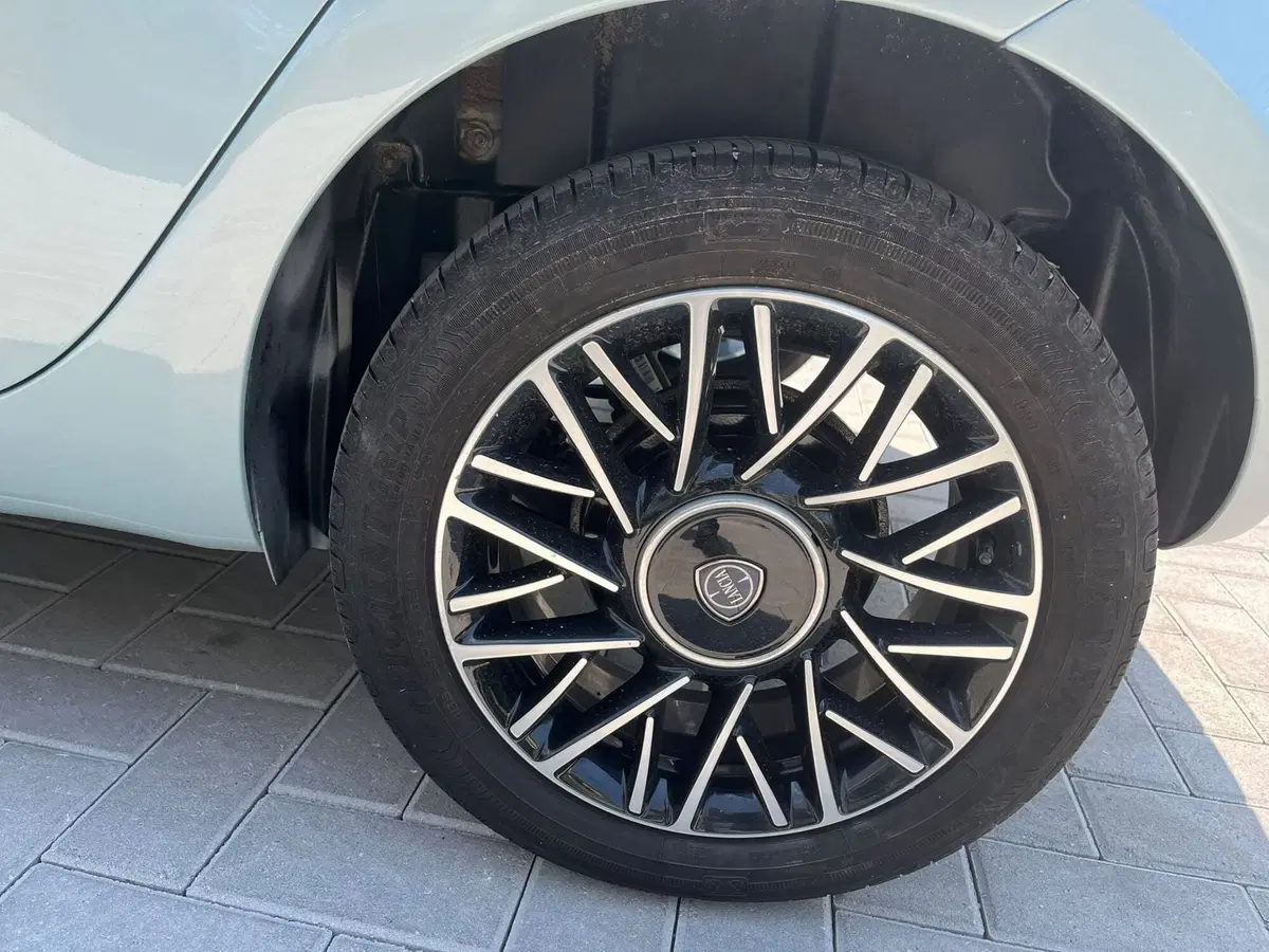 Lancia Ypsilon usata a Massa-Carrara (13)