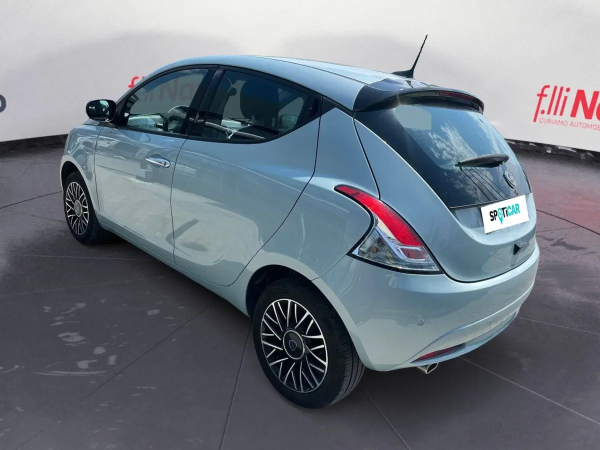 Lancia Ypsilon usata a Massa-Carrara (15)