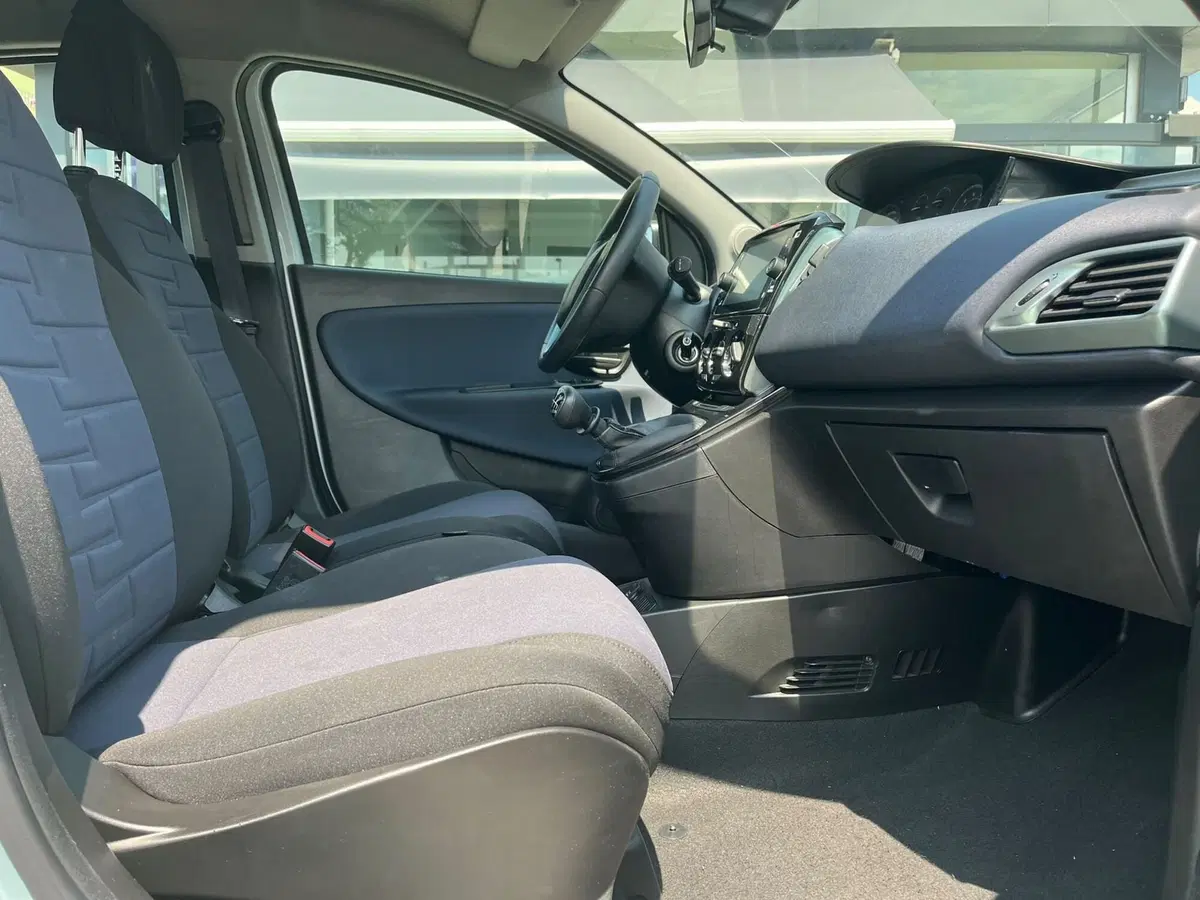 Lancia Ypsilon usata a Massa-Carrara (5)