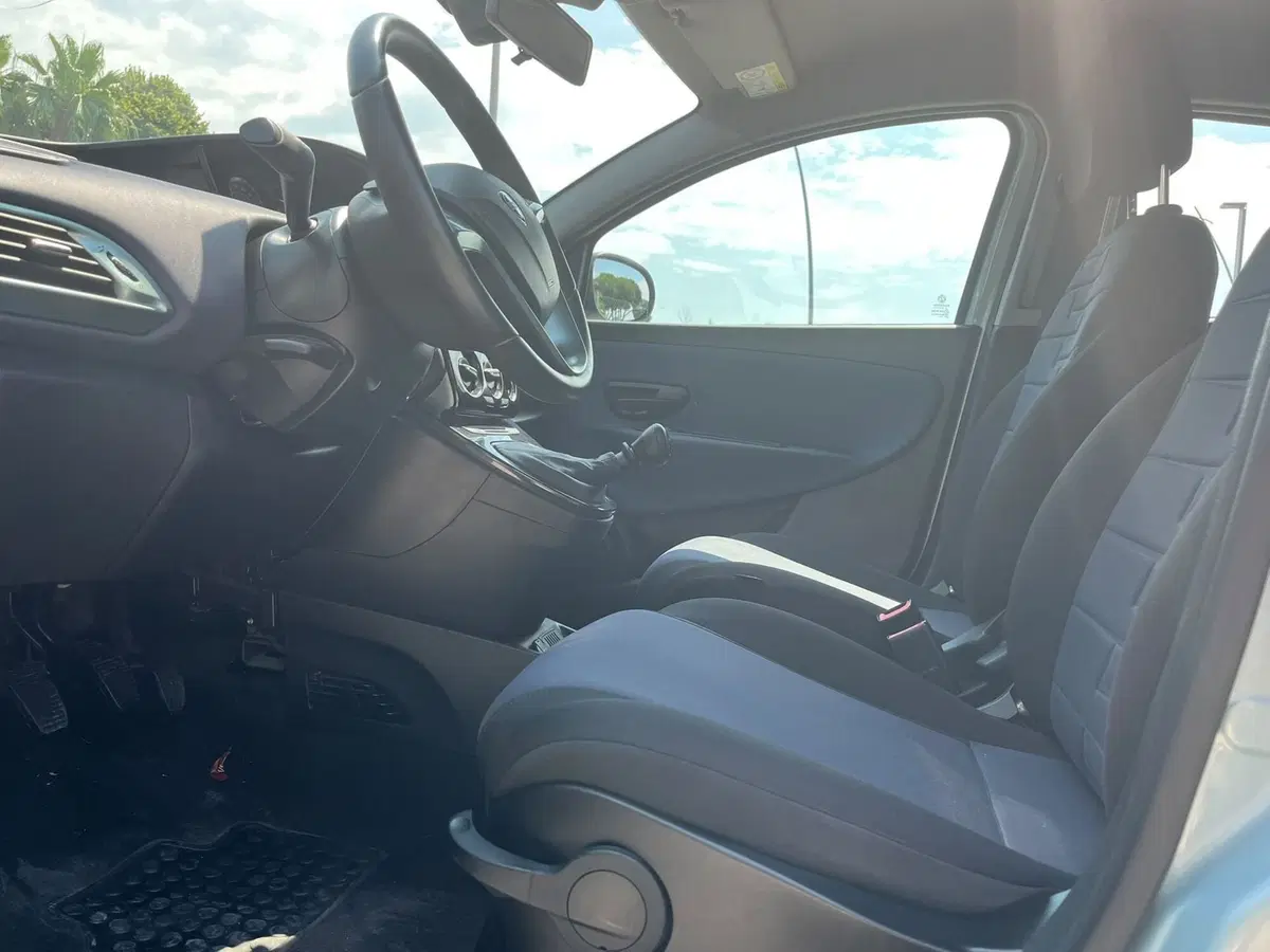Lancia Ypsilon usata a Massa-Carrara (6)