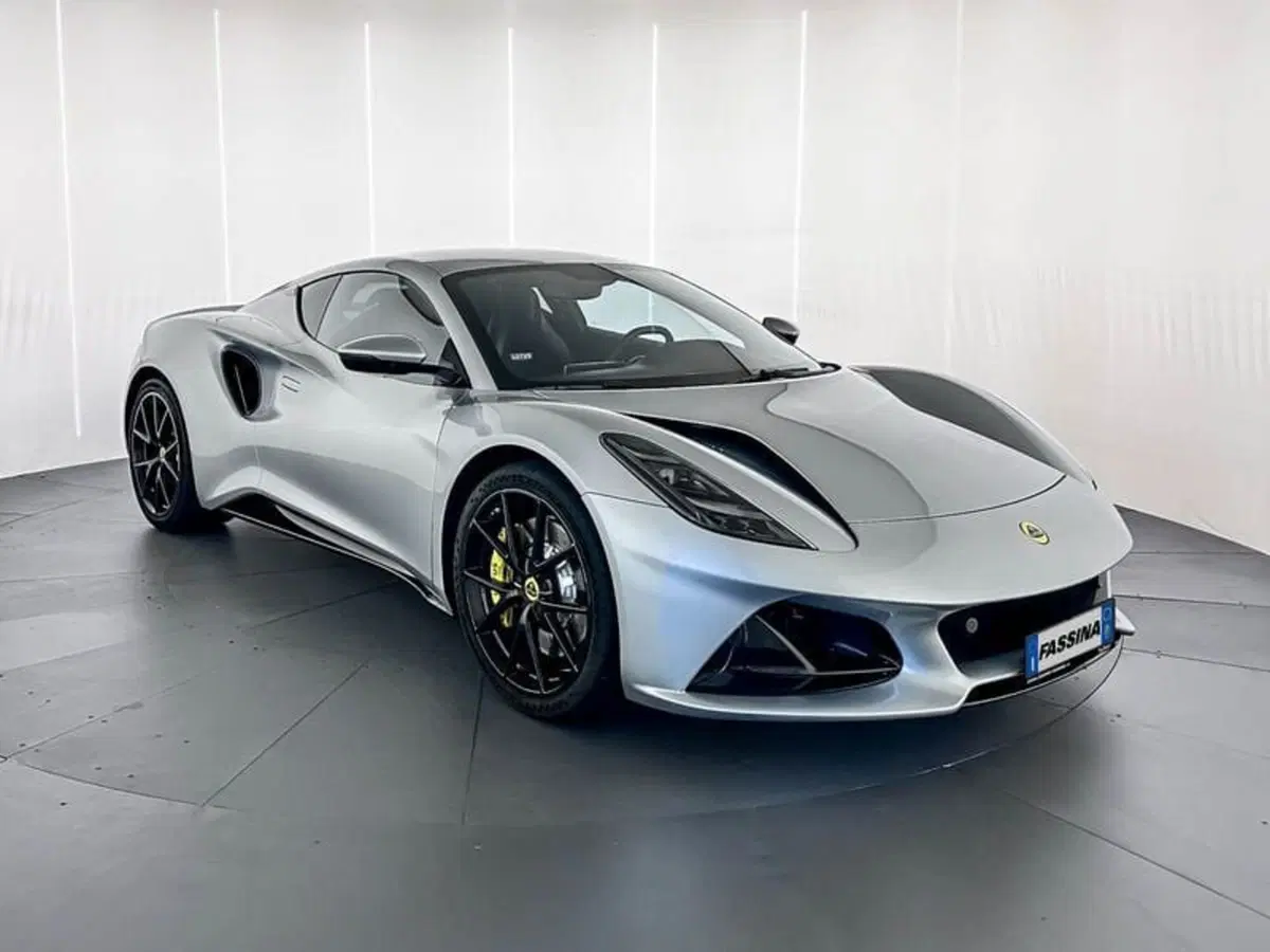 Lotus Emira usata a Milano