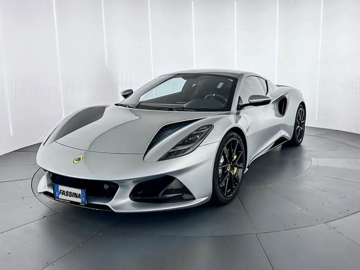 Lotus Emira usata a Milano (3)
