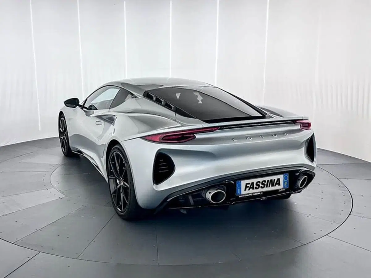 Lotus Emira usata a Milano (4)