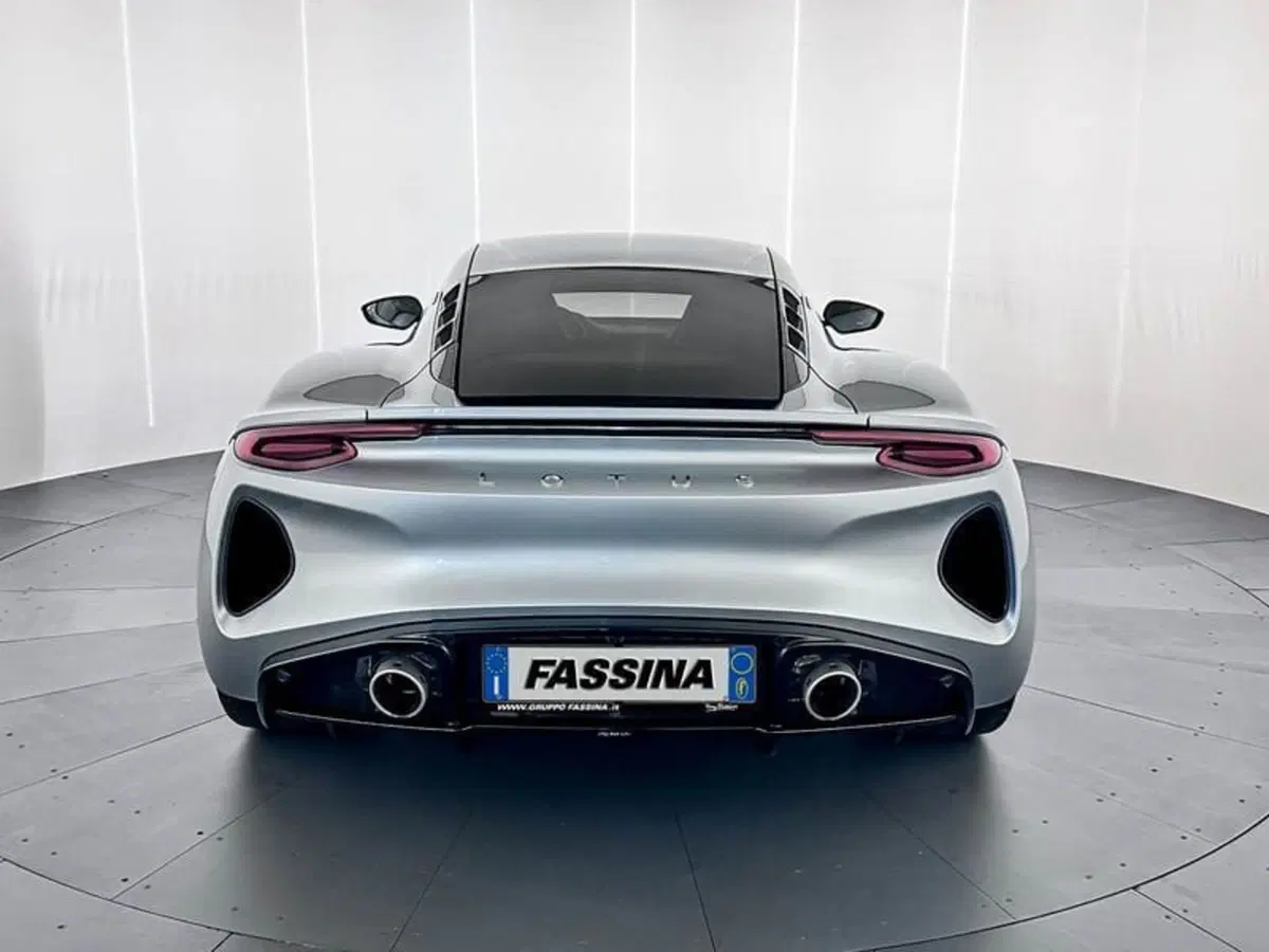 Lotus Emira usata a Milano (5)
