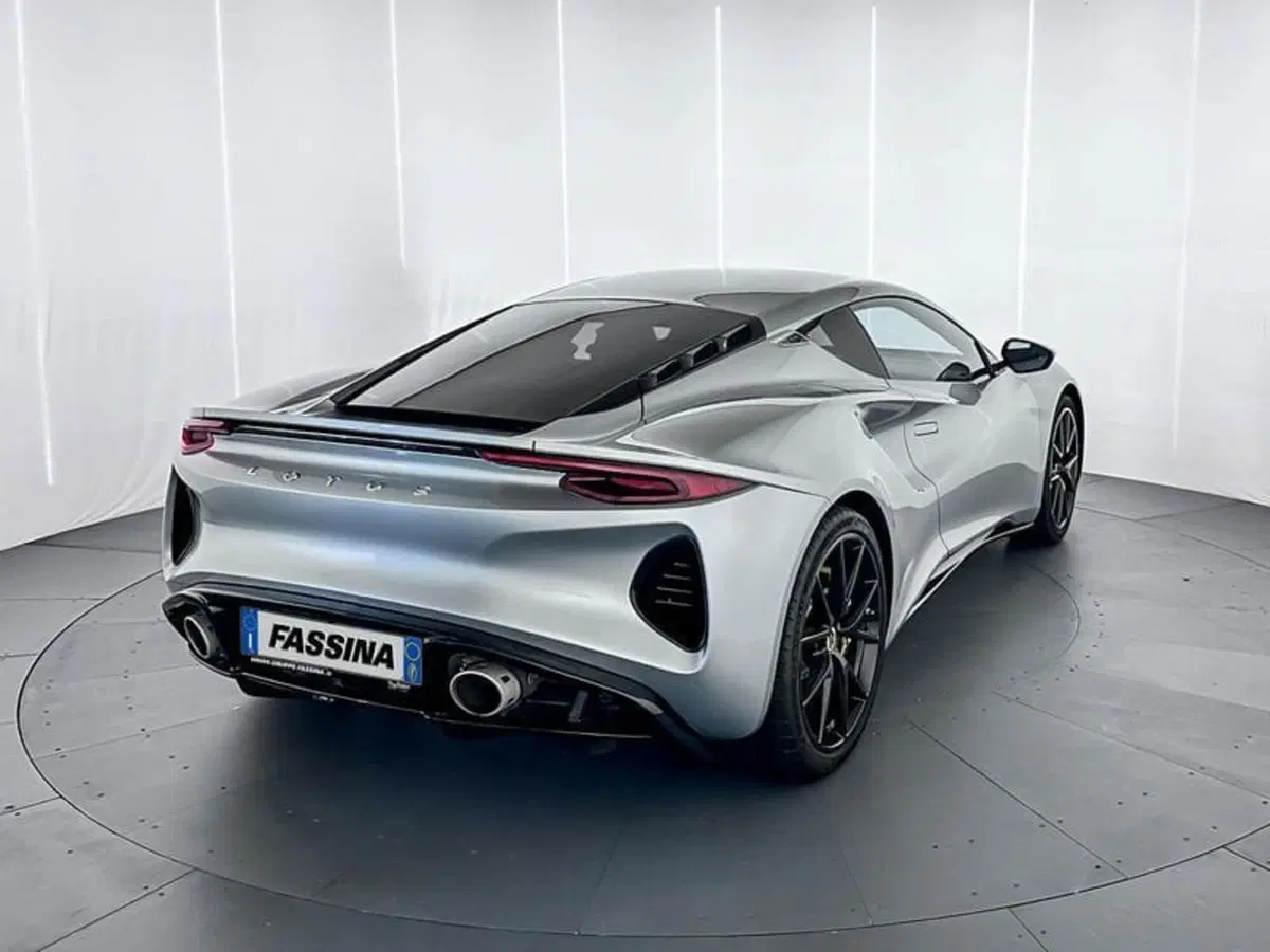 Lotus Emira usata a Milano (6)