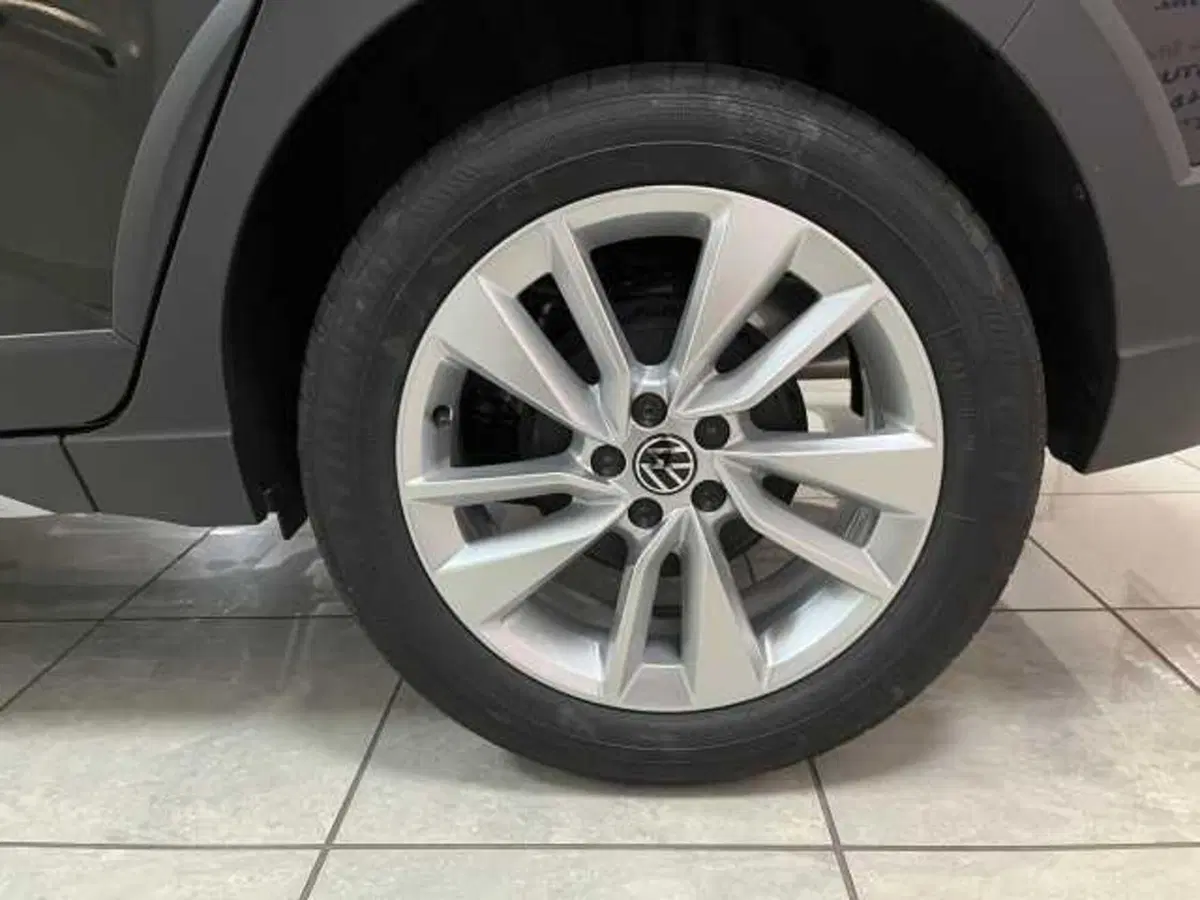 Volkswagen Taigo nuova a Avellino (11)