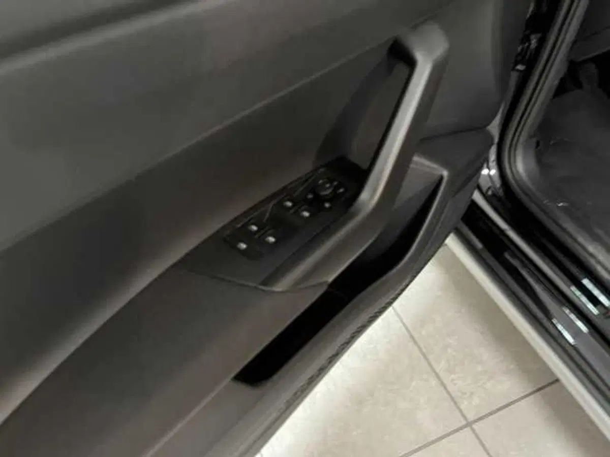Volkswagen Taigo nuova a Avellino (8)