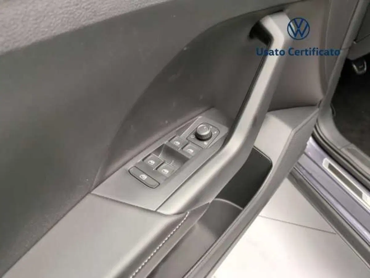 Volkswagen T-Cross nuova a Avellino (16)
