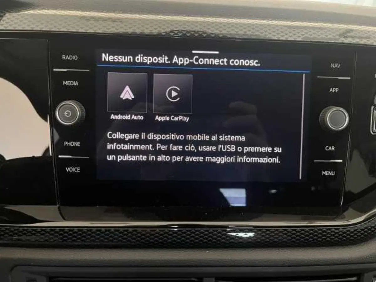 Volkswagen Taigo nuova a Avellino (12)
