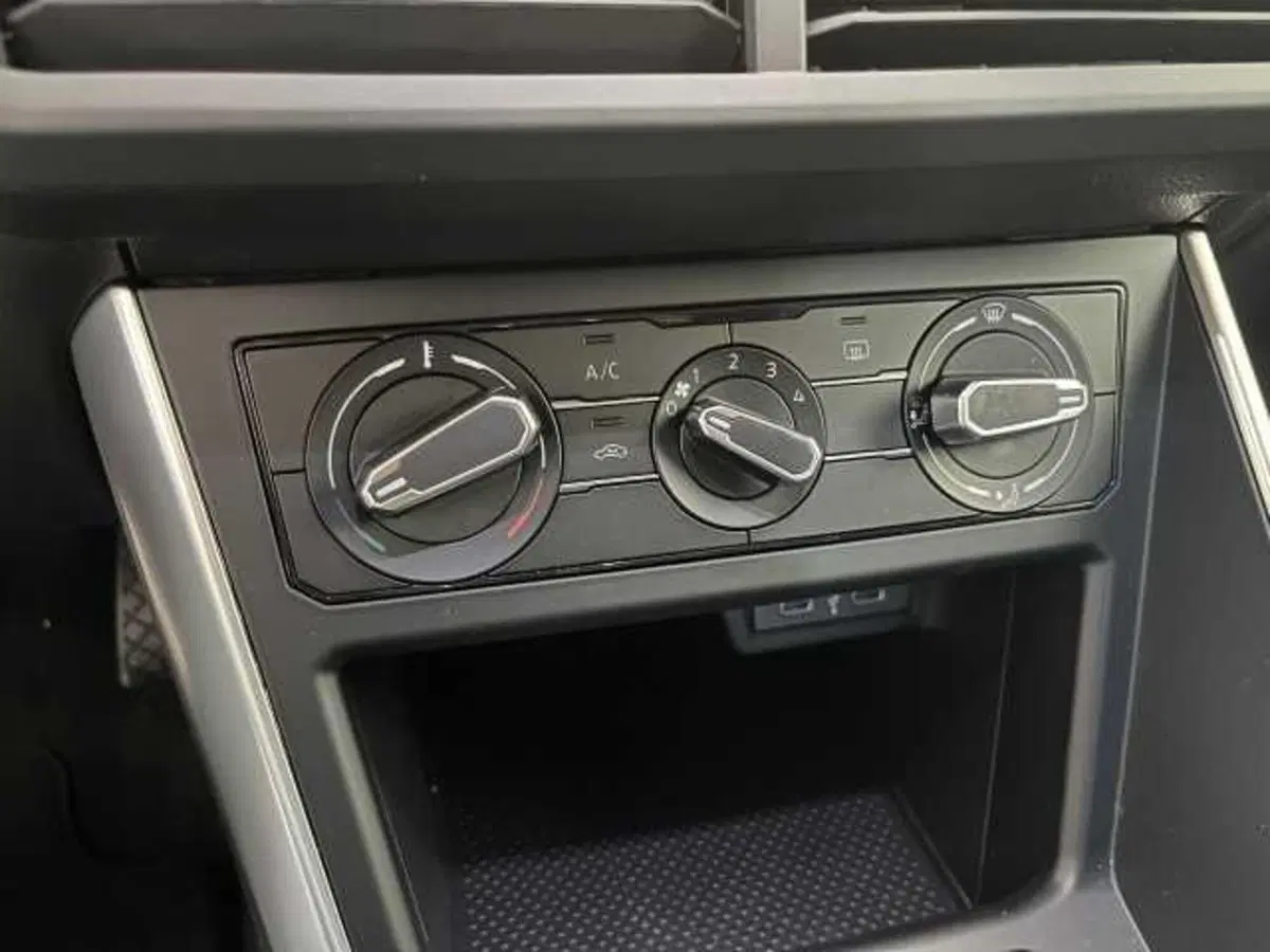 Volkswagen Taigo nuova a Avellino (14)