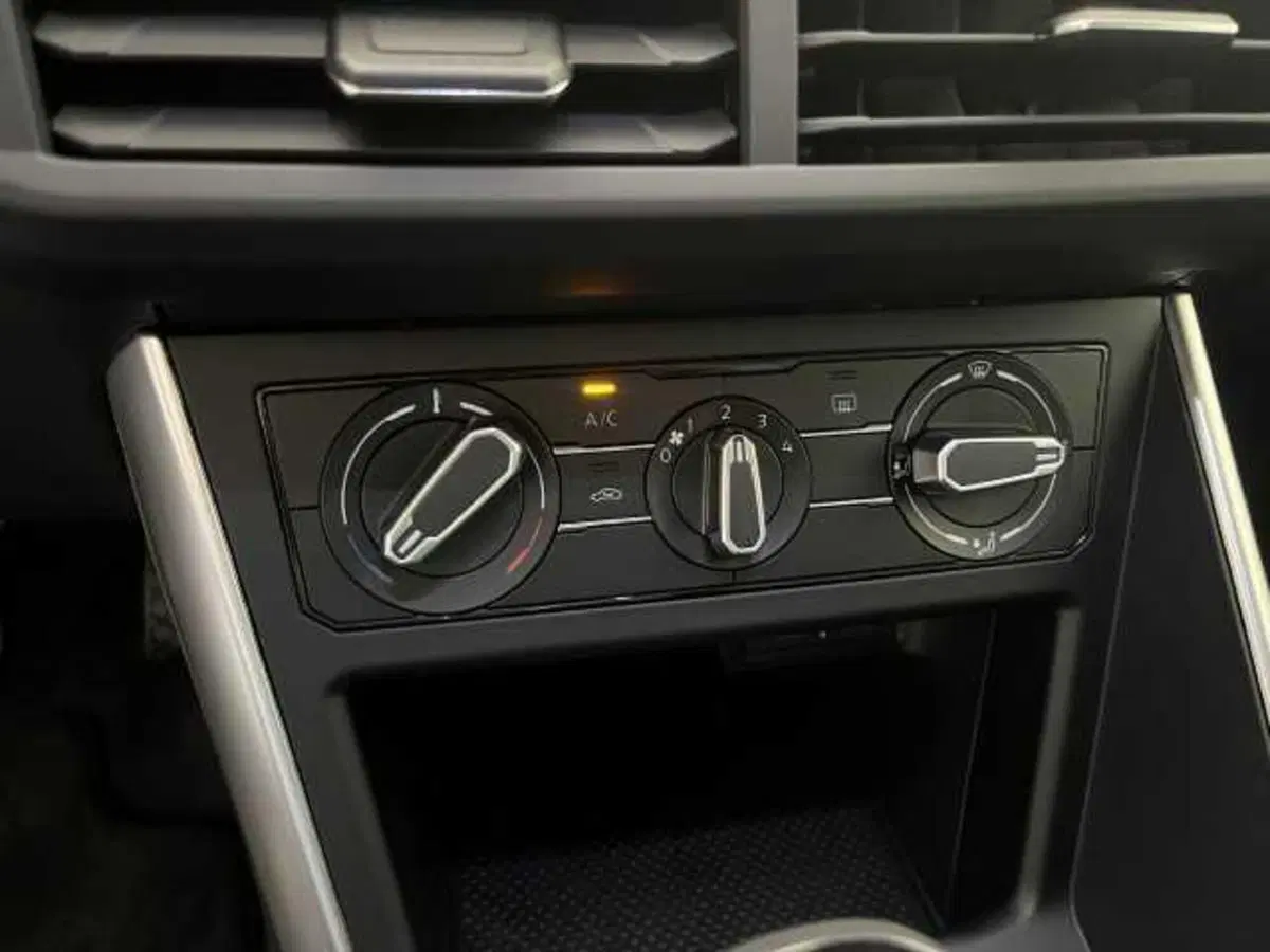 Volkswagen Taigo nuova a Avellino (12)