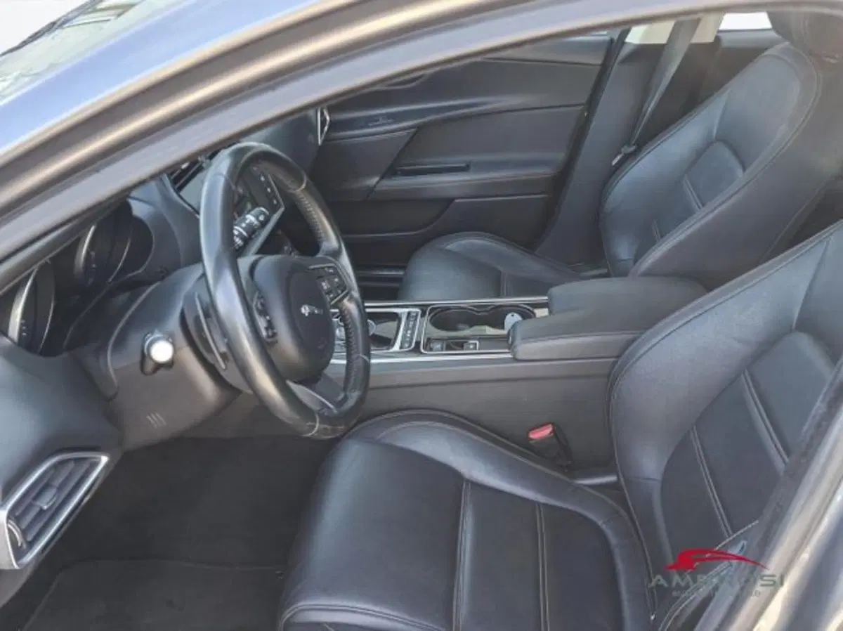 Jaguar XE usata a Perugia (9)
