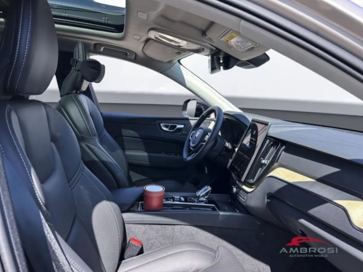 Volvo XC60 nuova a Perugia (11)