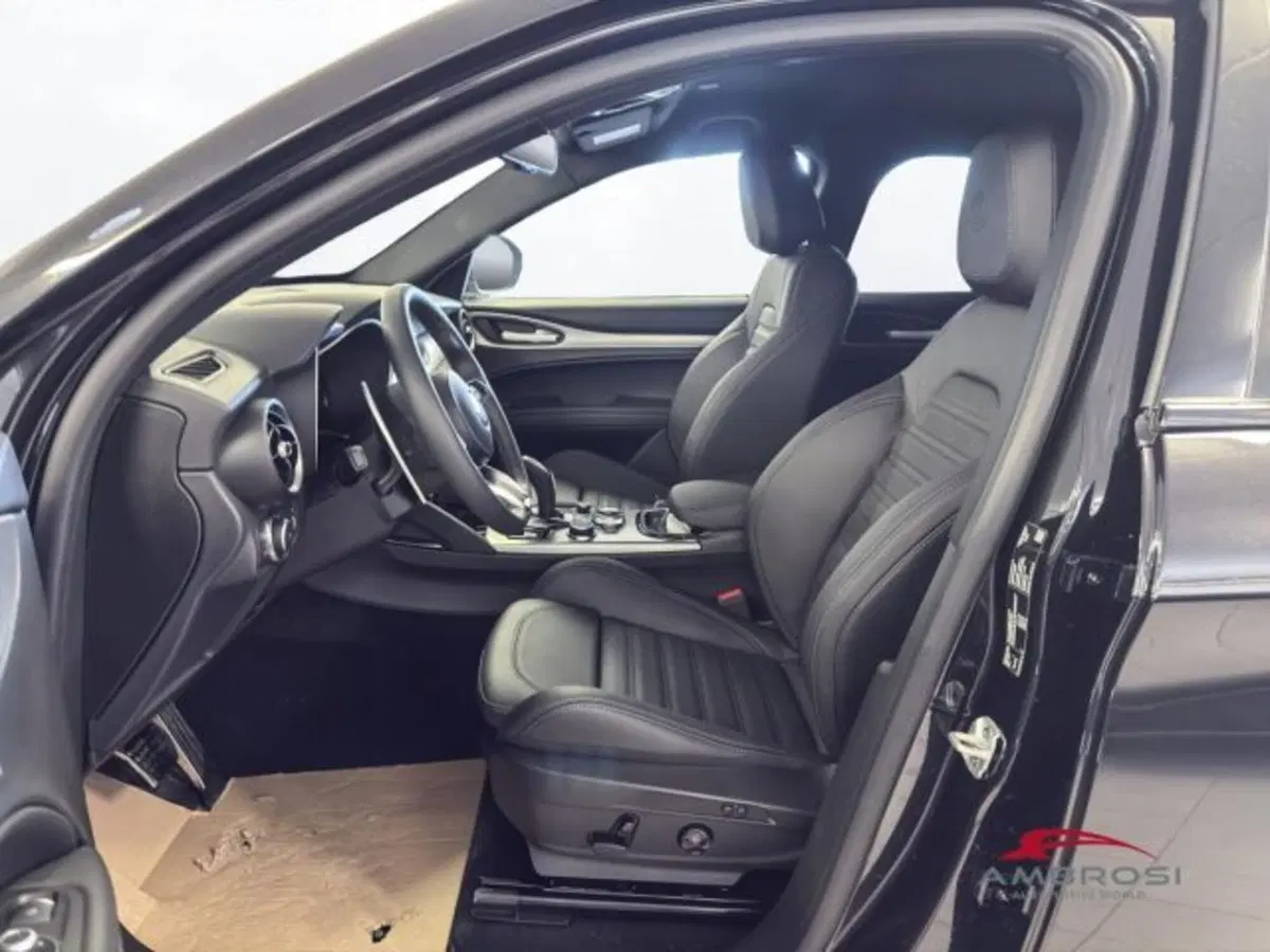 Alfa Romeo Stelvio nuova a Perugia (8)