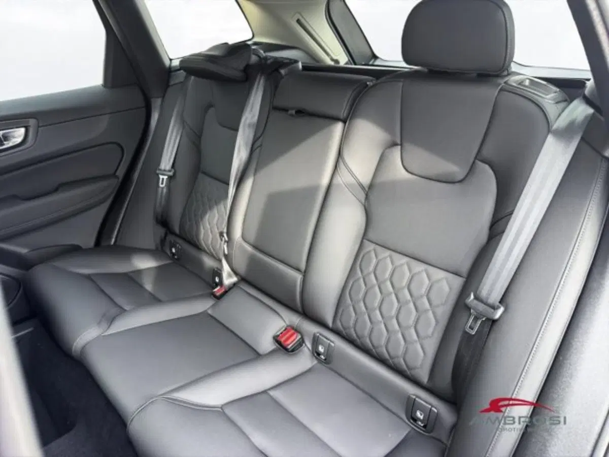 Volvo XC60 nuova a Perugia (10)