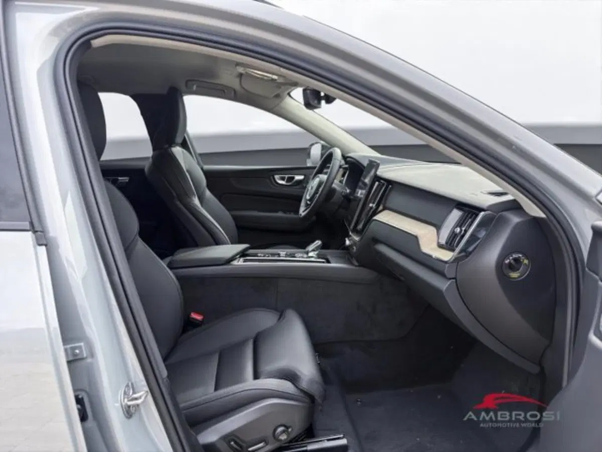 Volvo XC60 nuova a Perugia (11)