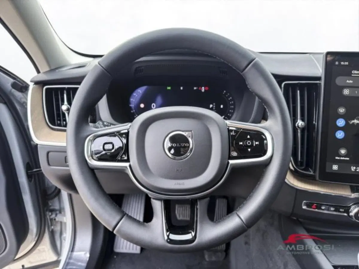 Volvo XC60 nuova a Perugia (13)