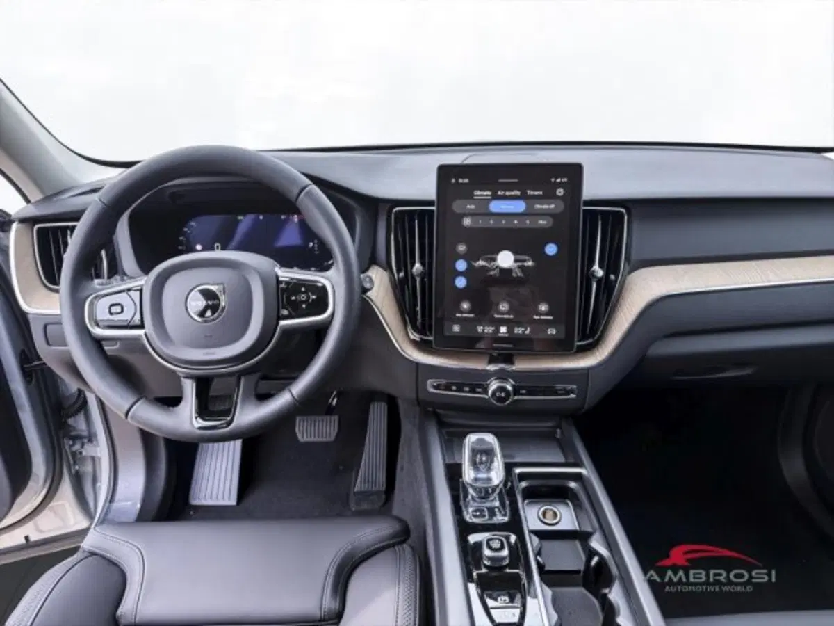 Volvo XC60 nuova a Perugia (14)