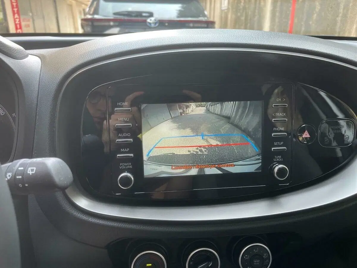 Toyota Aygo X usata a Lecco (17)