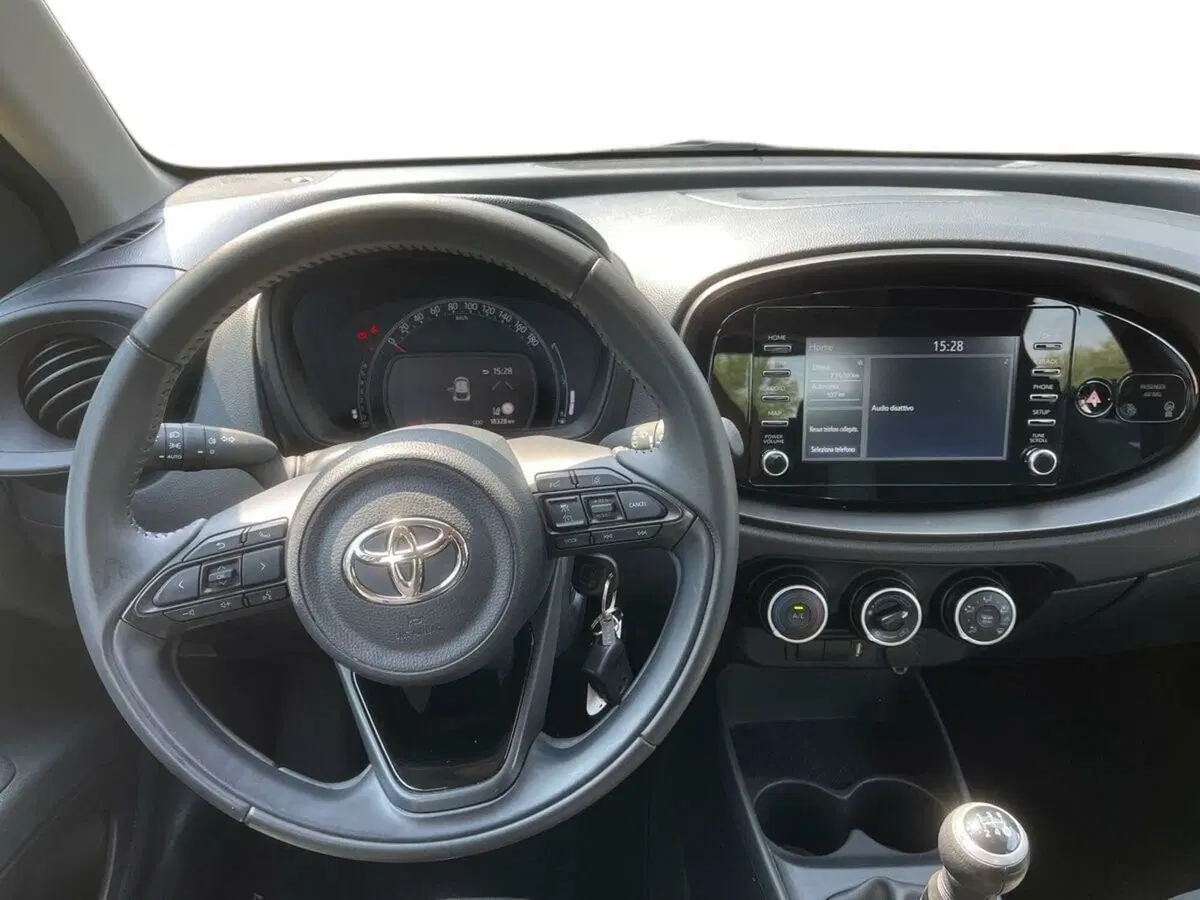 Toyota Aygo X usata a Lecco (8)