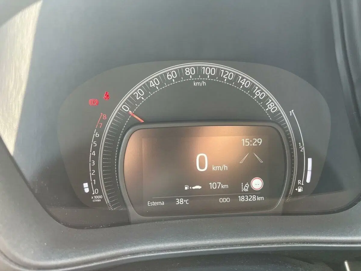 Toyota Aygo X usata a Lecco (9)