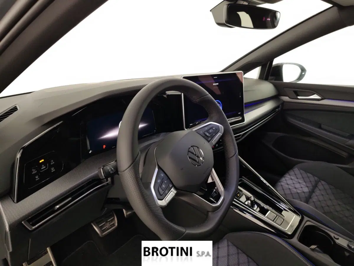 Volkswagen Golf nuova a Massa-Carrara (8)
