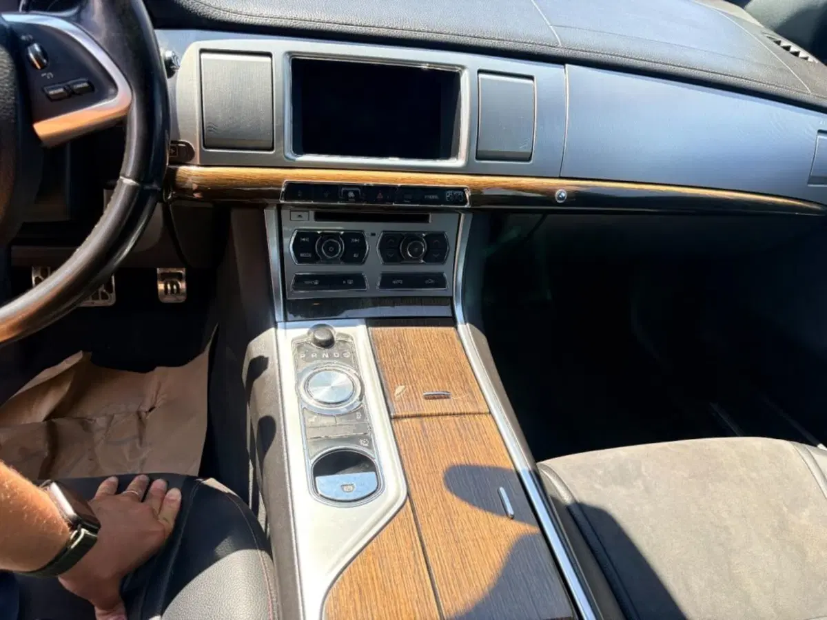 Jaguar XF usata a Foggia (10)