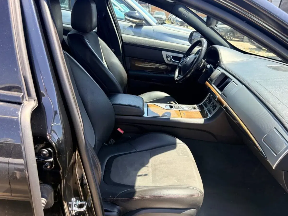 Jaguar XF usata a Foggia (12)