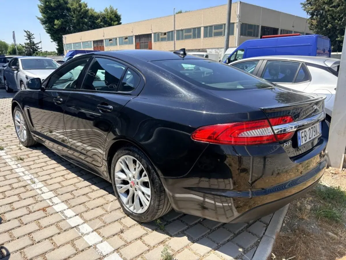 Jaguar XF usata a Foggia (5)