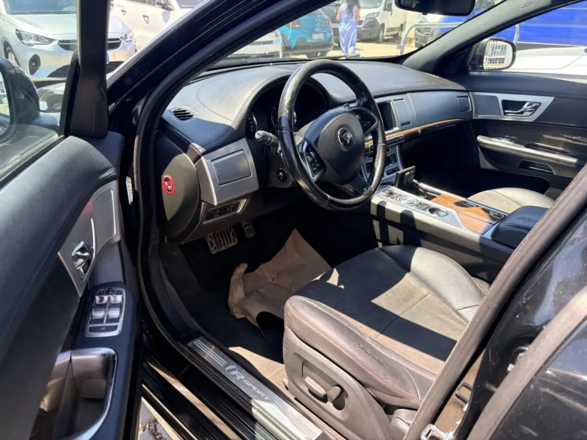 Jaguar XF usata a Foggia (6)