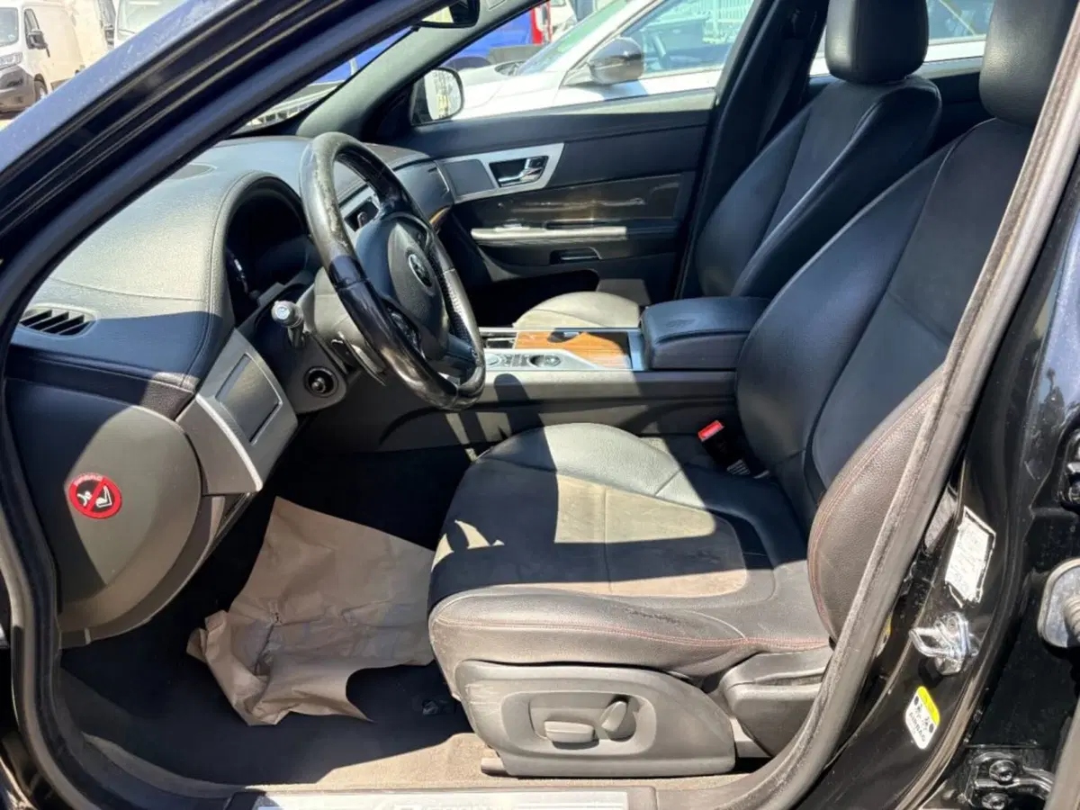 Jaguar XF usata a Foggia (7)