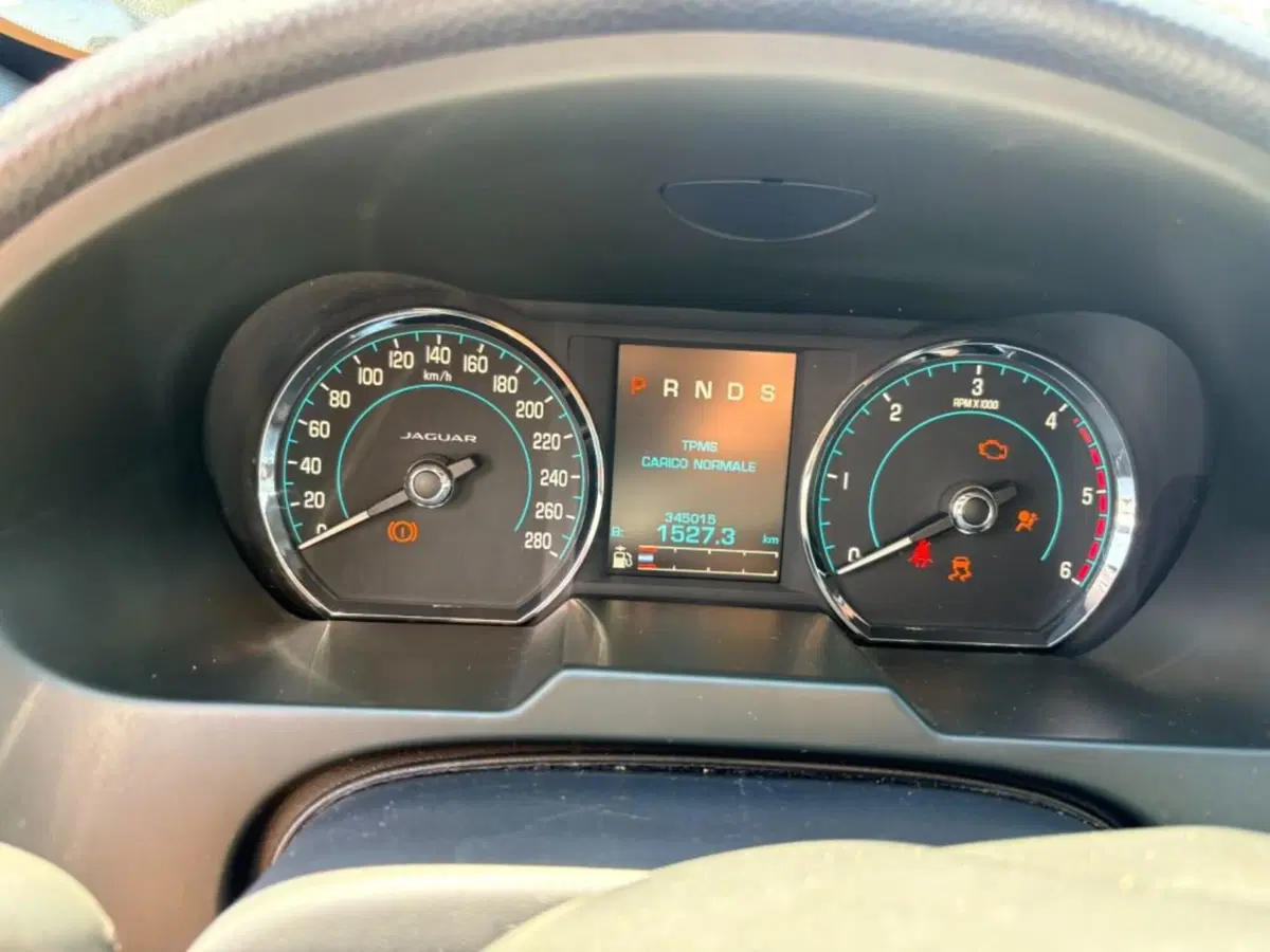 Jaguar XF usata a Foggia (8)