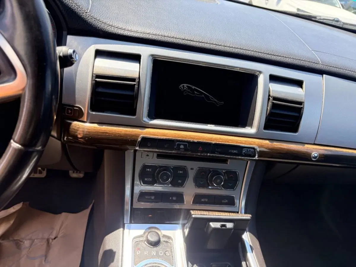 Jaguar XF usata a Foggia (9)