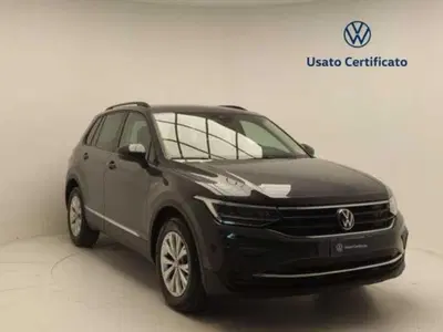 Volkswagen Tiguan 2.0 TDI SCR Life del 2023 usata a Pratola Serra