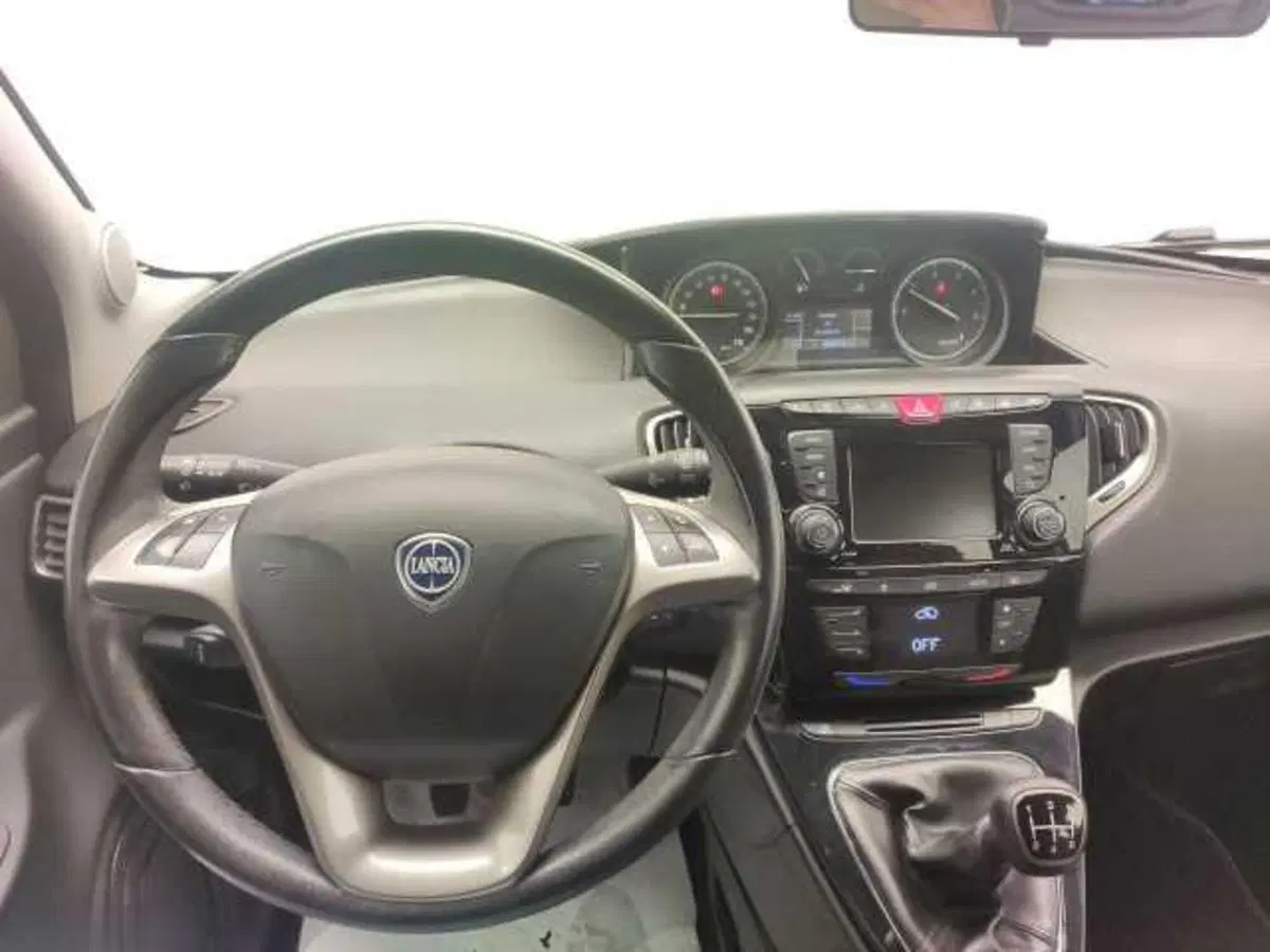 Lancia Ypsilon usata a Avellino (13)