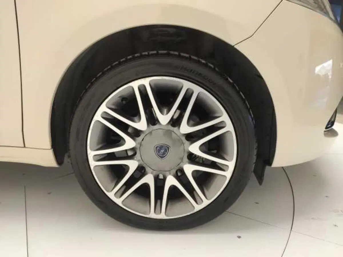 Lancia Ypsilon usata a Avellino (6)