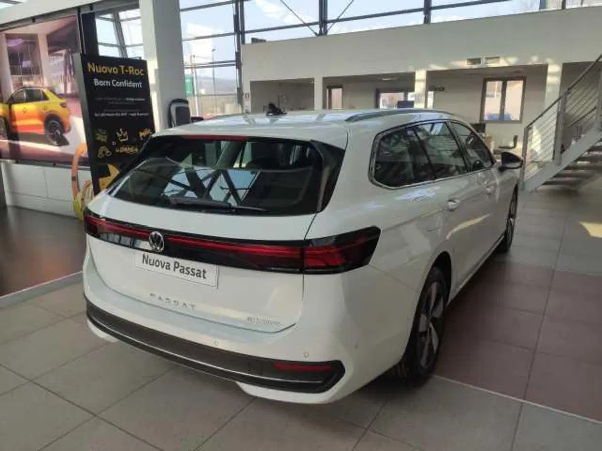 Volkswagen Passat nuova a Avellino (4)