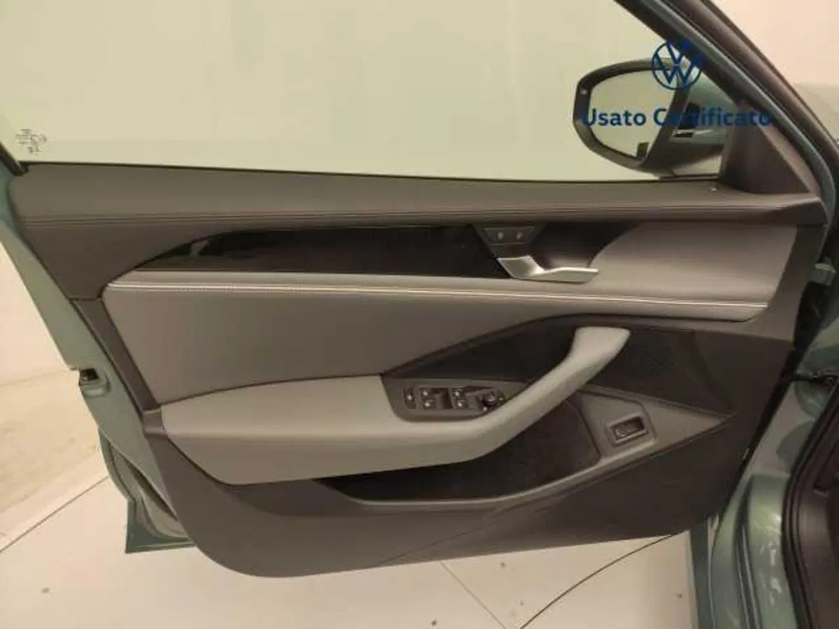 Volkswagen Passat Variant nuova a Avellino (17)