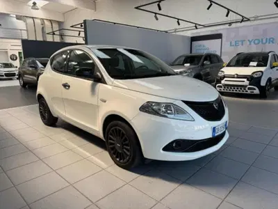 Lancia Ypsilon 1.0 FireFly 5 porte S&amp;S Hybrid Ecochic Silver del 2020 usata a Vercelli