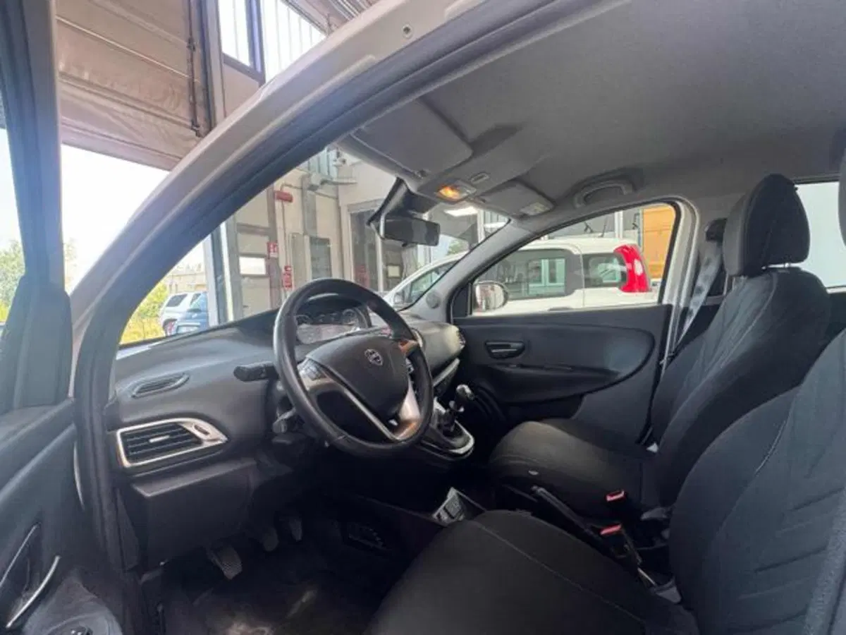 Lancia Ypsilon usata a Vercelli (10)