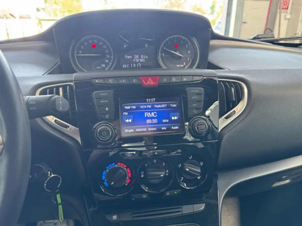Lancia Ypsilon usata a Vercelli (12)