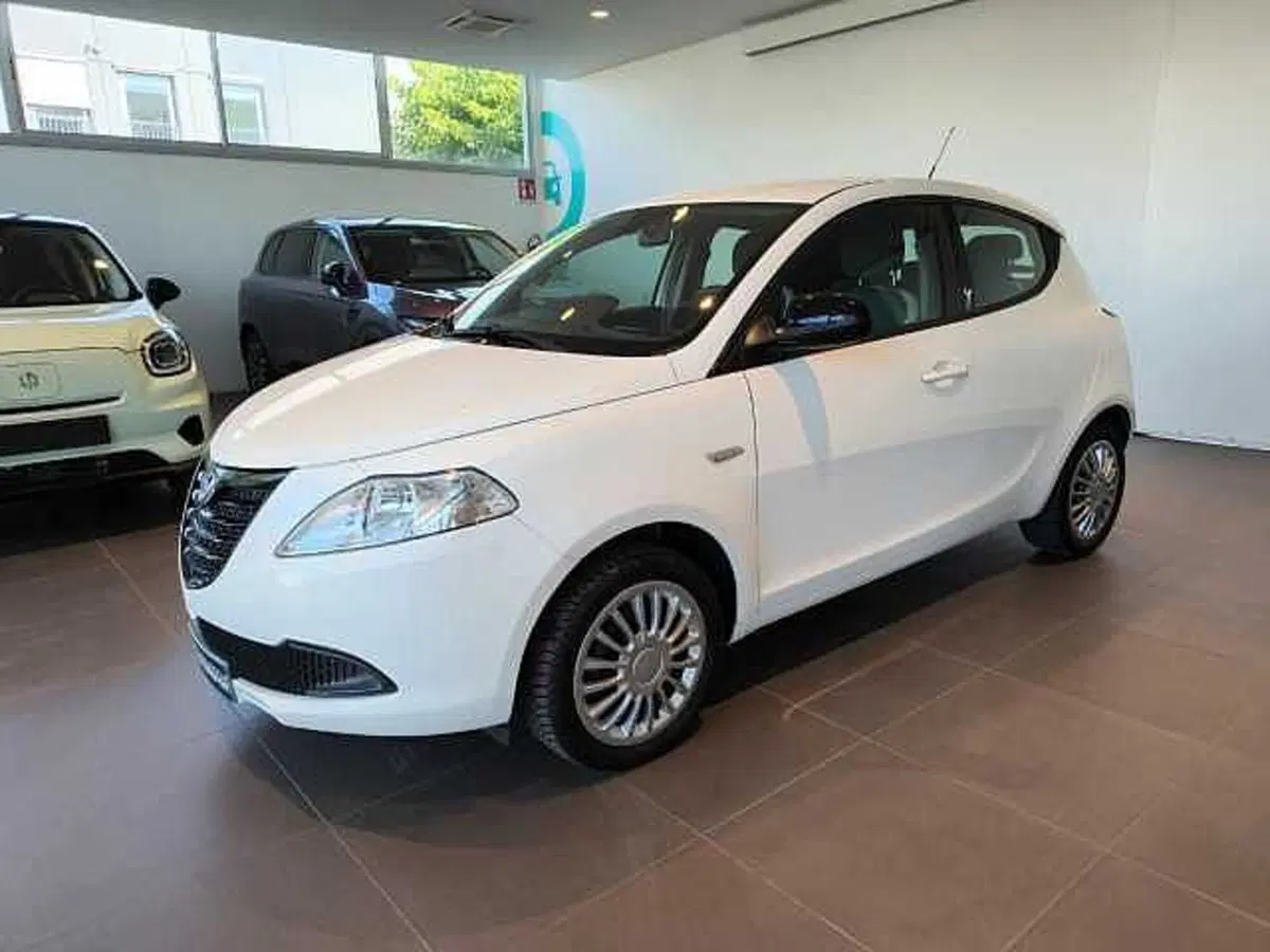 Lancia Ypsilon usata a Forlì-Cesena