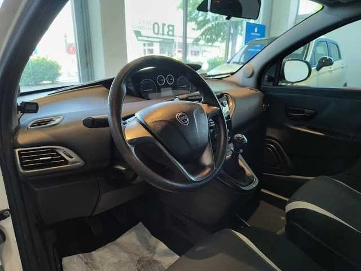 Lancia Ypsilon usata a Forlì-Cesena (10)
