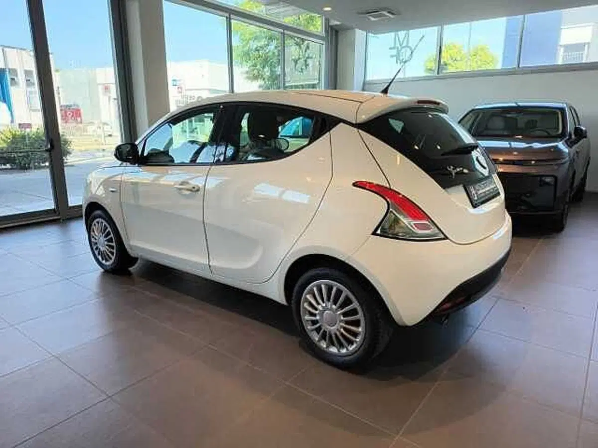 Lancia Ypsilon usata a Forlì-Cesena (2)
