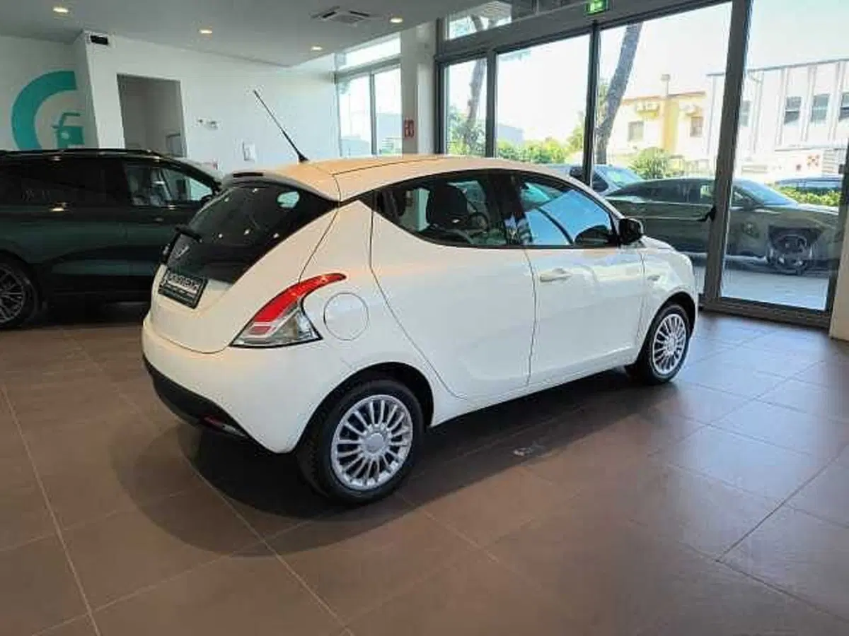 Lancia Ypsilon usata a Forlì-Cesena (3)