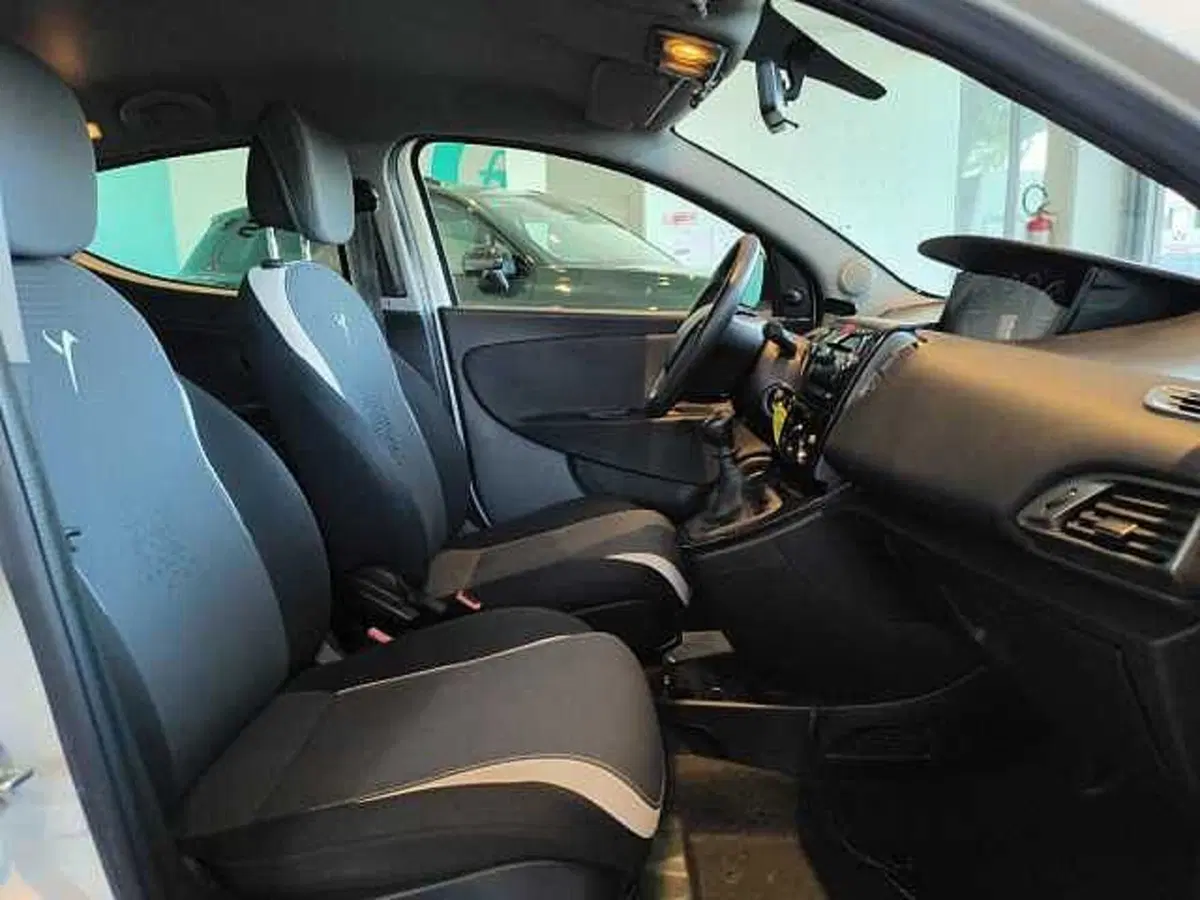 Lancia Ypsilon usata a Forlì-Cesena (7)