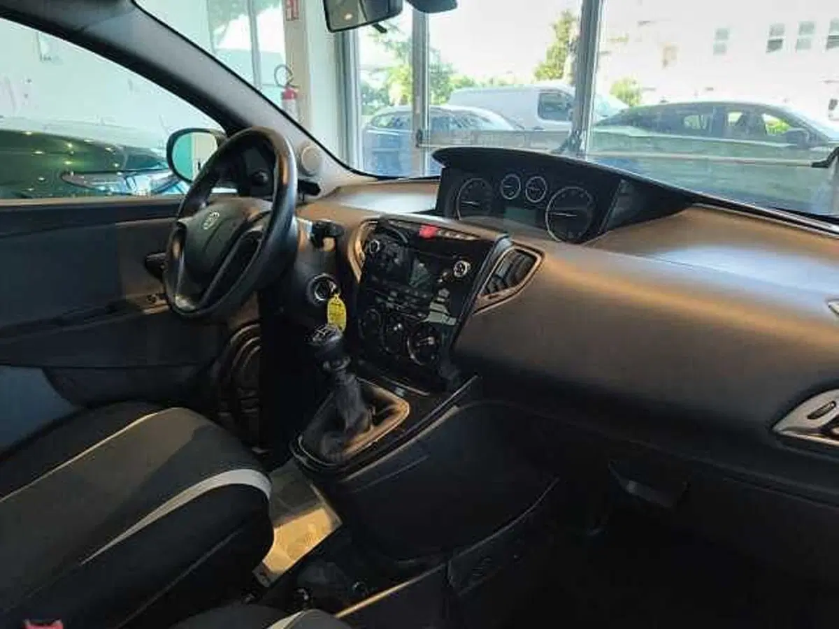 Lancia Ypsilon usata a Forlì-Cesena (8)